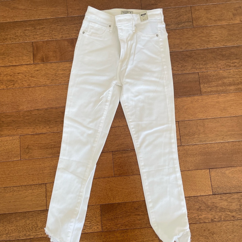 Abercrombie & Fitch Women's High Rise White Jeans - Picture 6 of 6
